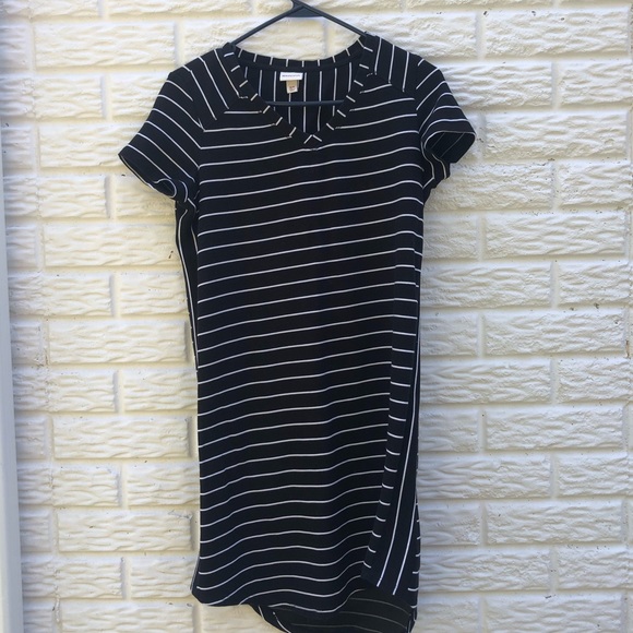 Merona Dresses & Skirts - Flattering black and white striped dress